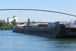 Basel Rheinschiffahrt Güterschiff (c) Saladin - Copie